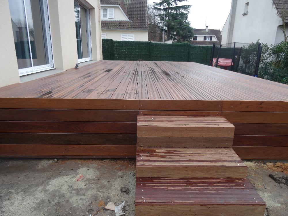 Terrasse hauteur en bois par Labat Paysage