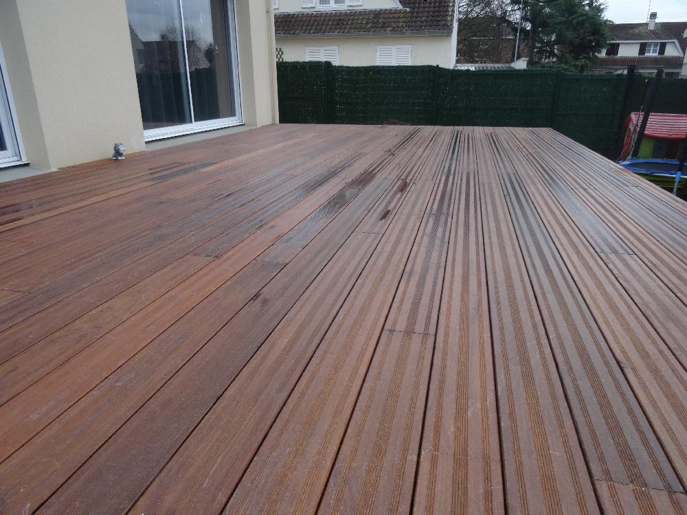 Terrasse sur élevée en bois par Labat Paysage