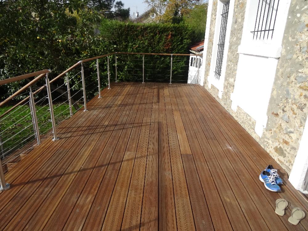 Terrasse balcon en bois par Labat Paysage